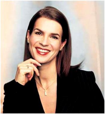 Nikol Eniston bir yigit bilan mashinada ketmoqda va darhol yechinib, unga tegishiga ruxsat beradi.