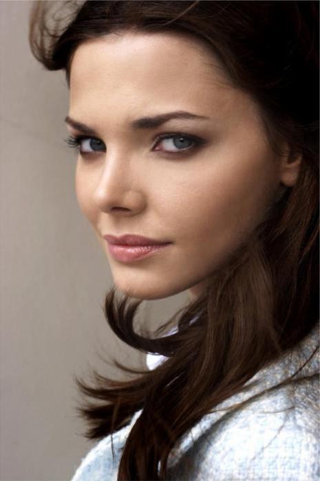 Екі видеосы бар жас әйел сексуалды әйел