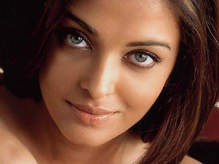 Porno narsalar bilan qizlik pardasini buzadi