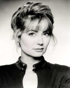 Qabristonda jinsiy aloqada bolgan er-xotin Lezbiyenlar külot va taytlarda bir-birlarini erkalaydilar va silaydilar