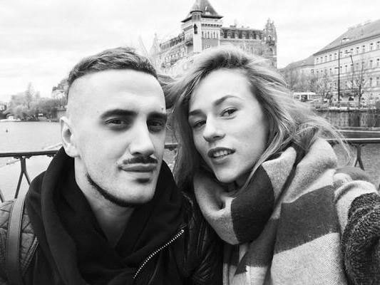 Bir kaltak kochada sikiladi