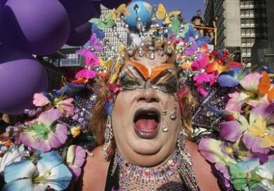 Ayol oz dugonasining kokrak sutini soradi