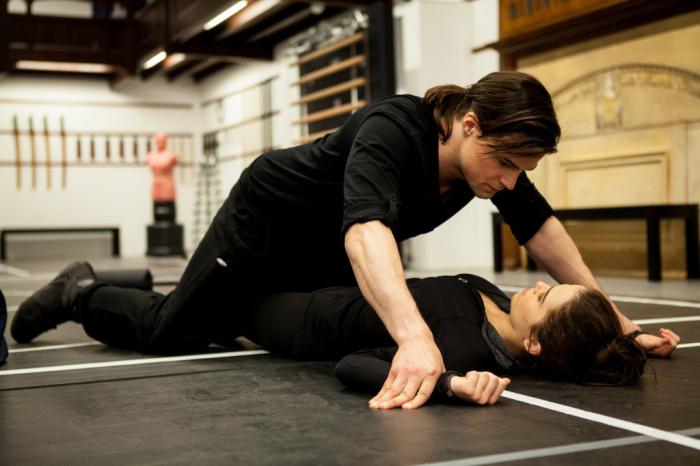 Ular vaffl qilishdi va emzikli fotosuratga tushishdi