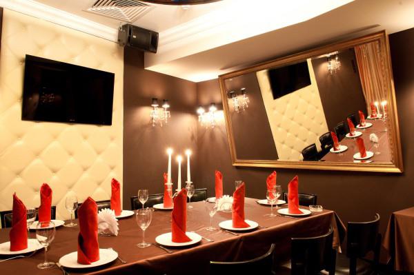 Шашты беттері бар тамаша жалаңаш әйелдер